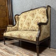 Banquette à oreilles de style Louis XVI en bois sculpté vers 1850