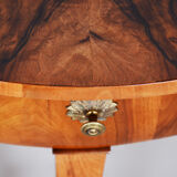Table d’appoint en noyer Biedermeier restaurée, polonaise relancée, Tchéquie, années 1820