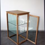 Countertop showcase in oak and glass