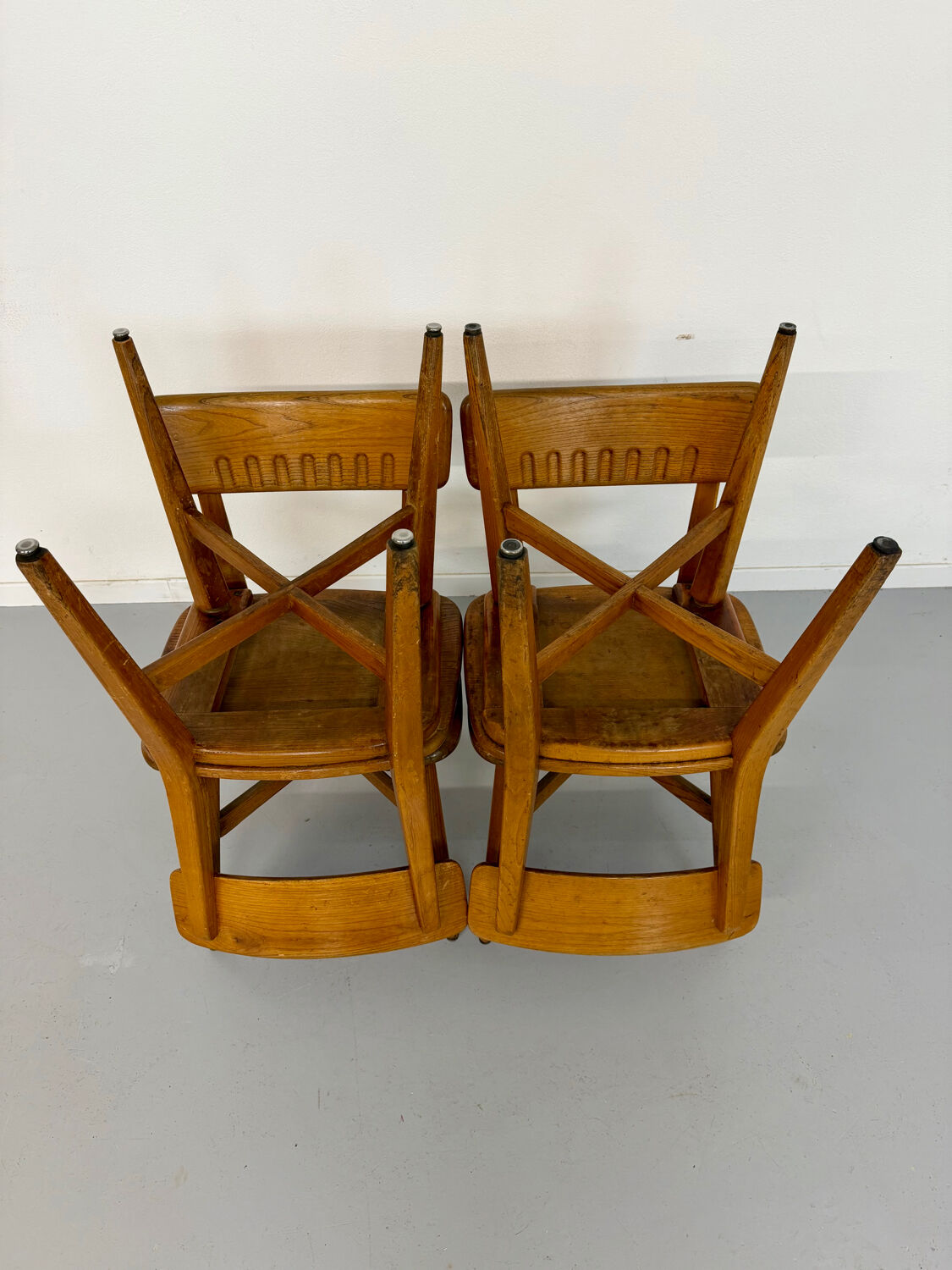 Set of 4 vintage solid oak chairs, 1960s design with sculpted backrest.