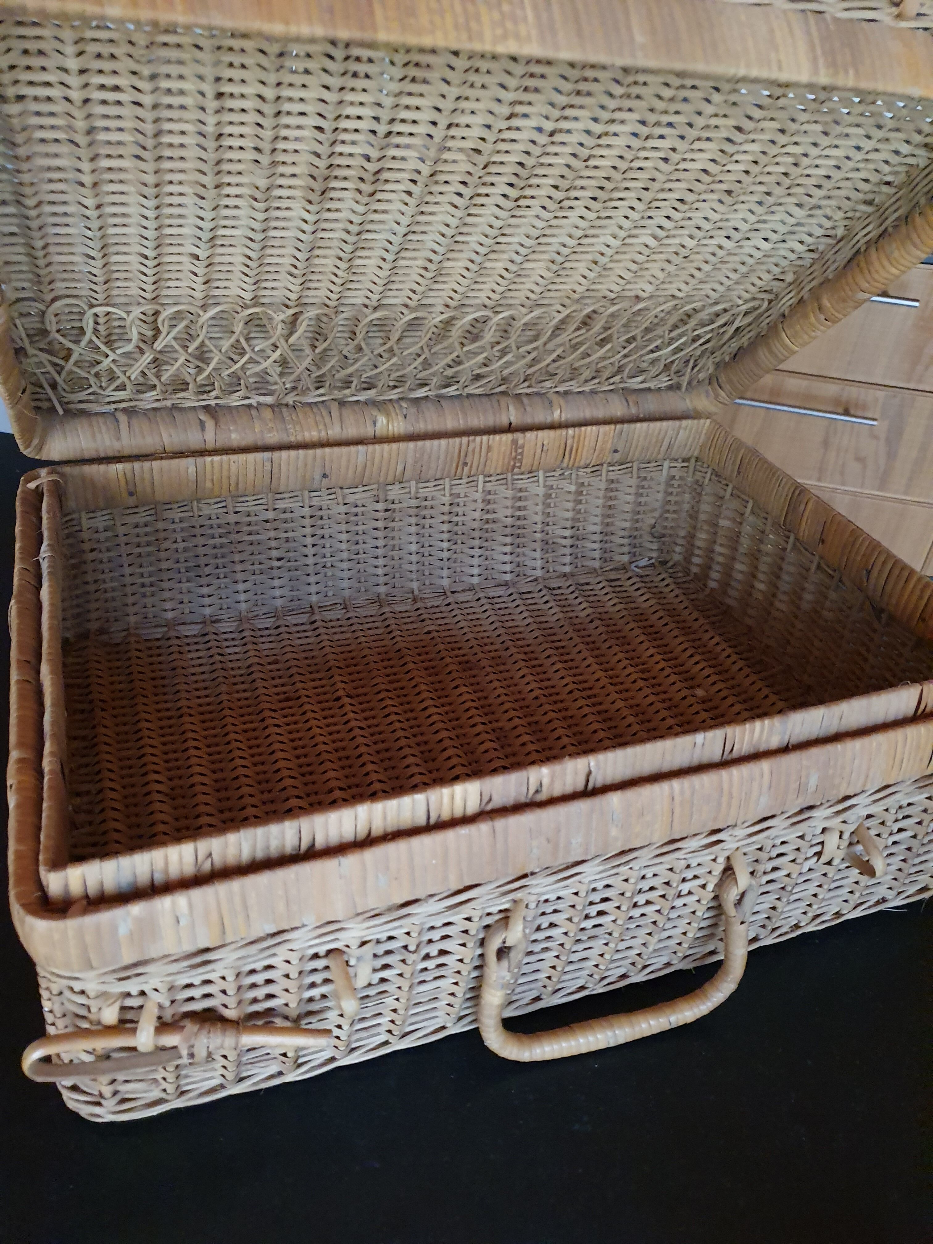 Vintage rattan case