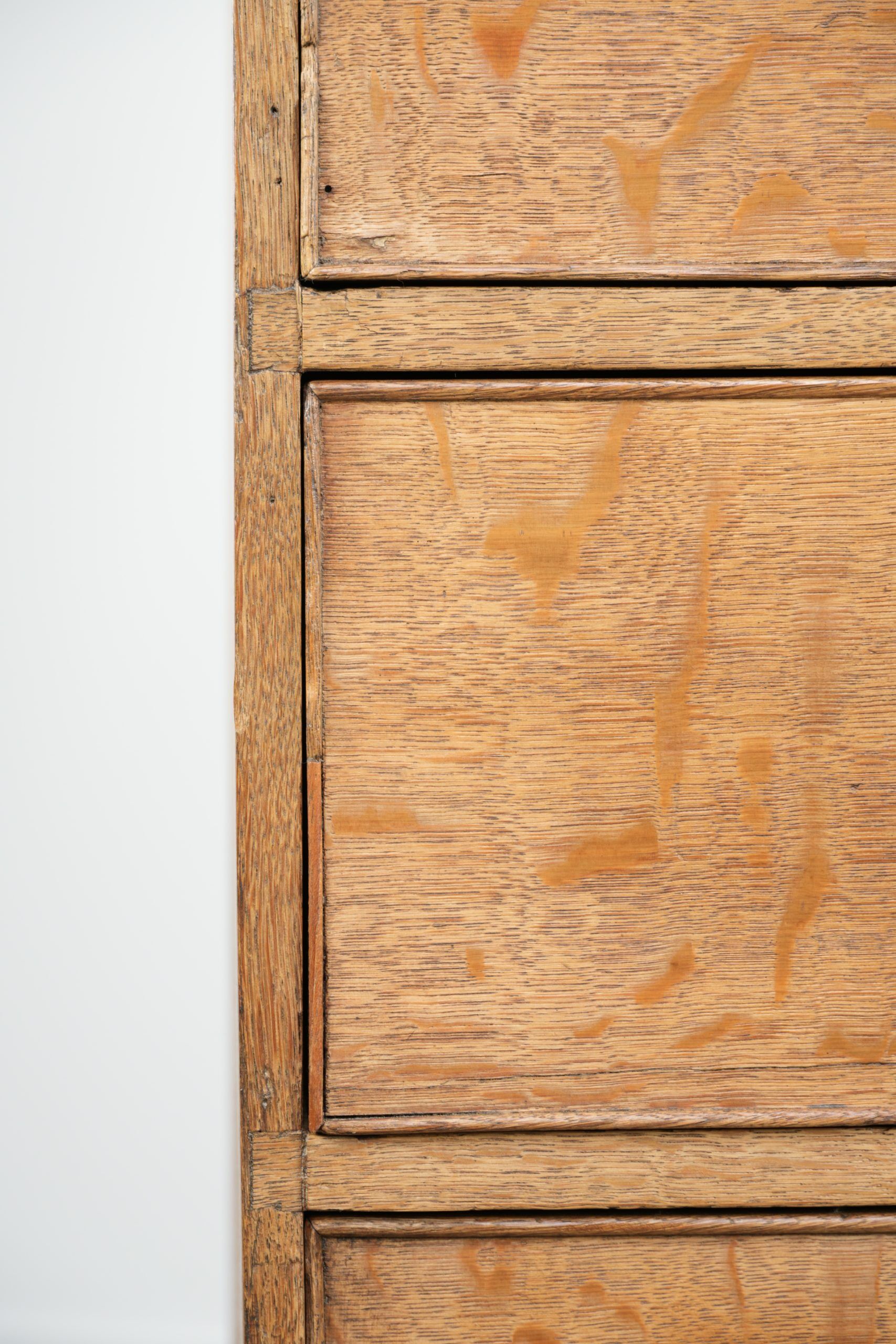 Large antique English blonde oak chest of drawers from the 18th century