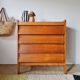 Commode vintage Mid-Century en chêne clair et tiroirs biseautés (1960)