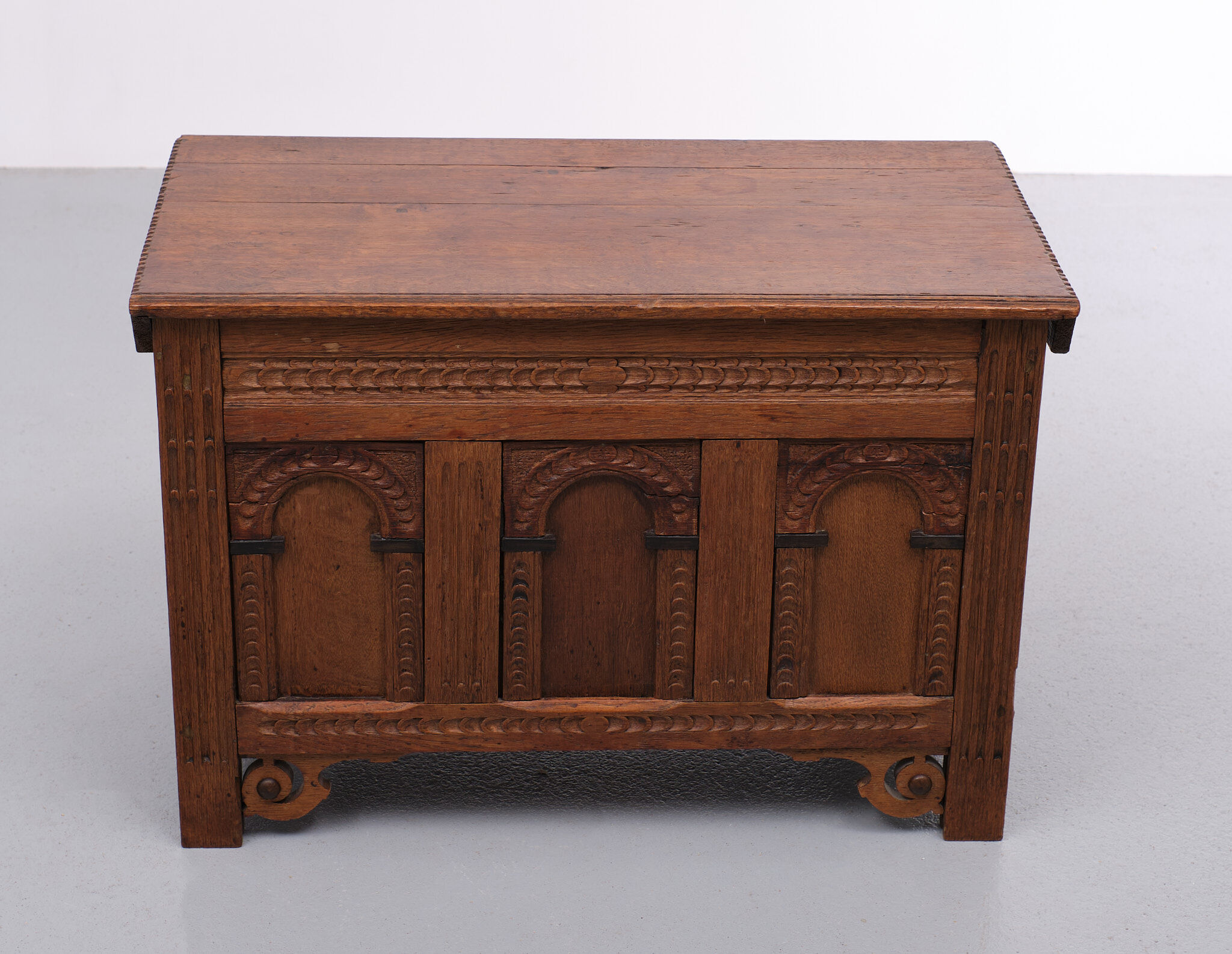 Coffre miniature en chêne hollandais, 1820