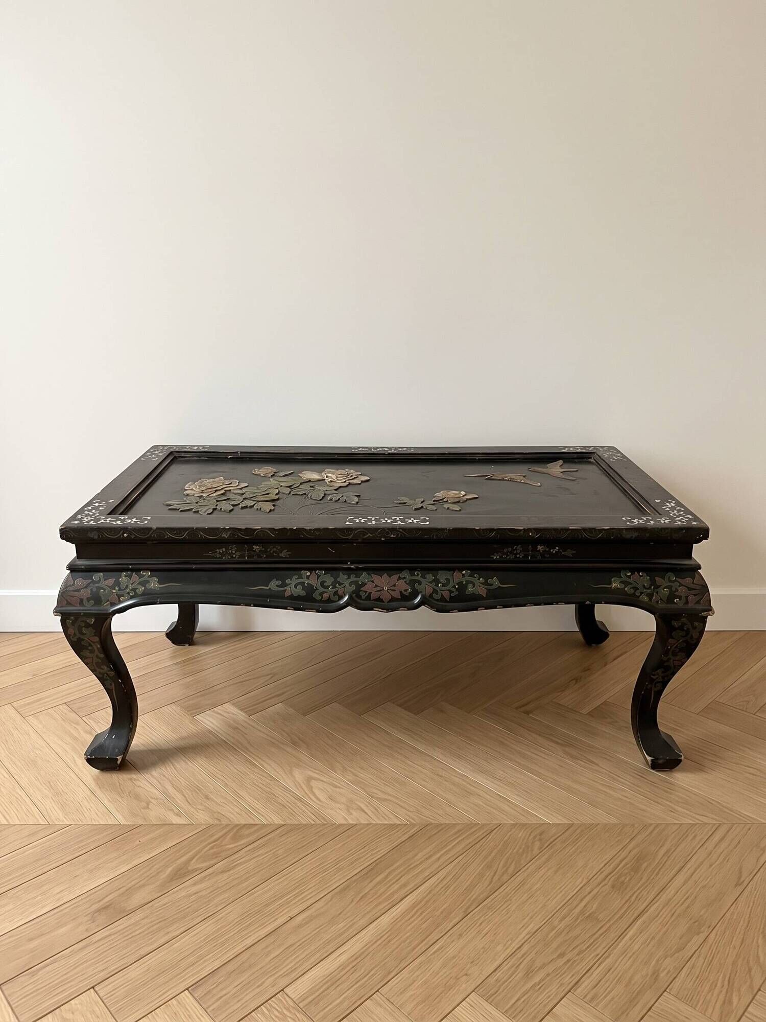 Table basse chinoise ancienne en bois noir et nacre