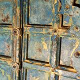 Porte bleue ancienne en bois
