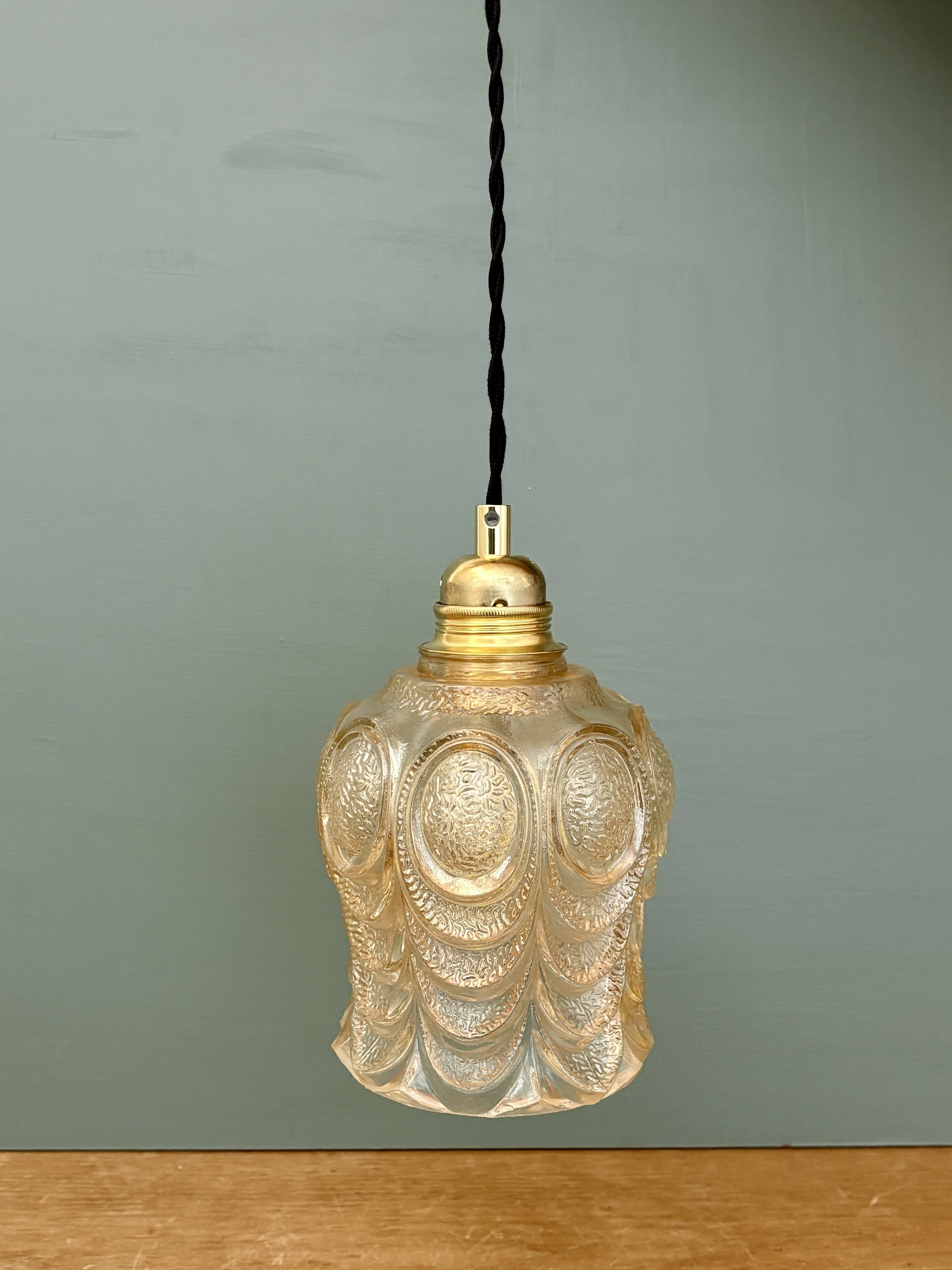 Suspension globe vintage en verre ambré