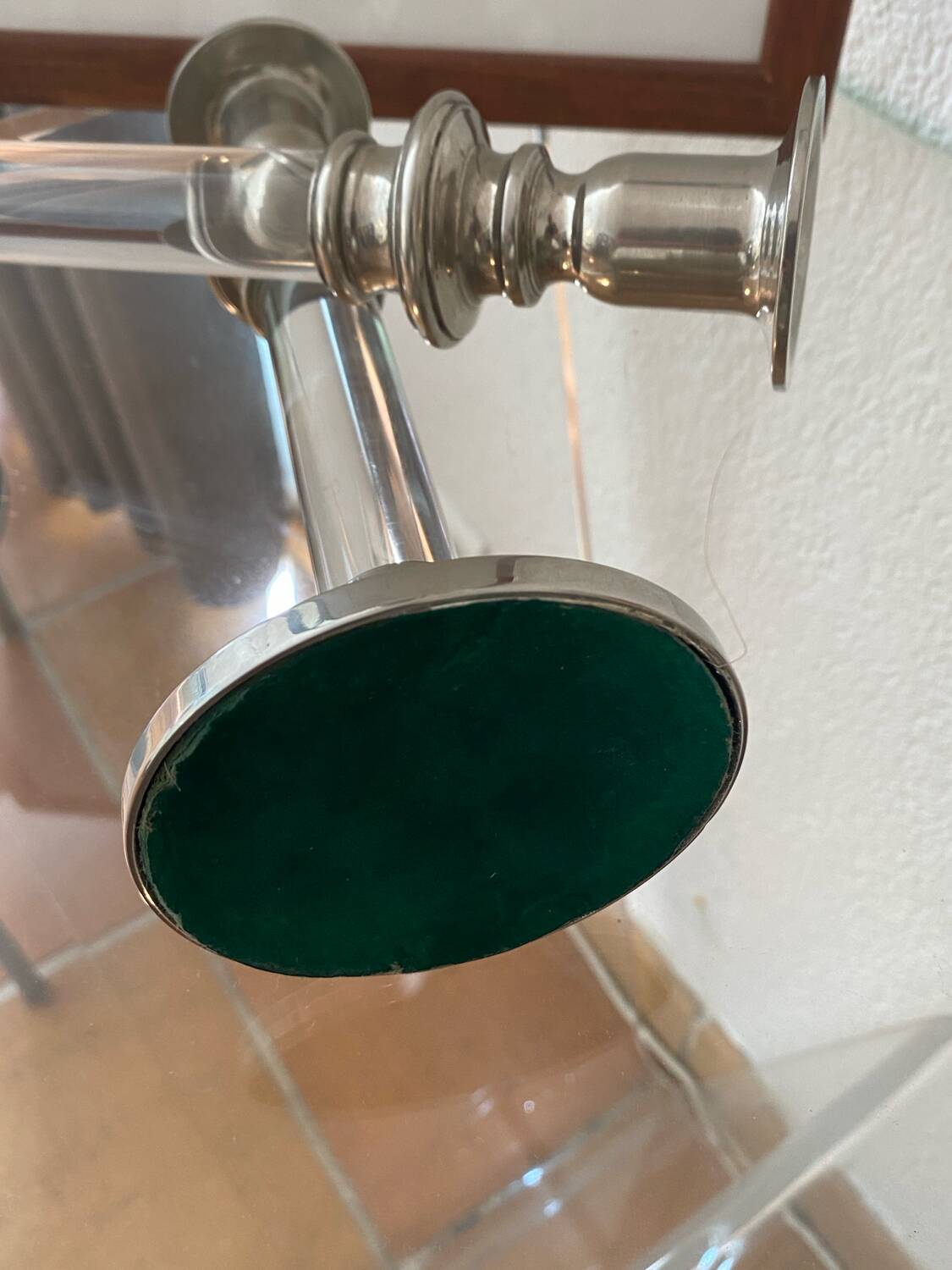 Paire de bougeoirs design en lucite et métal, années 60