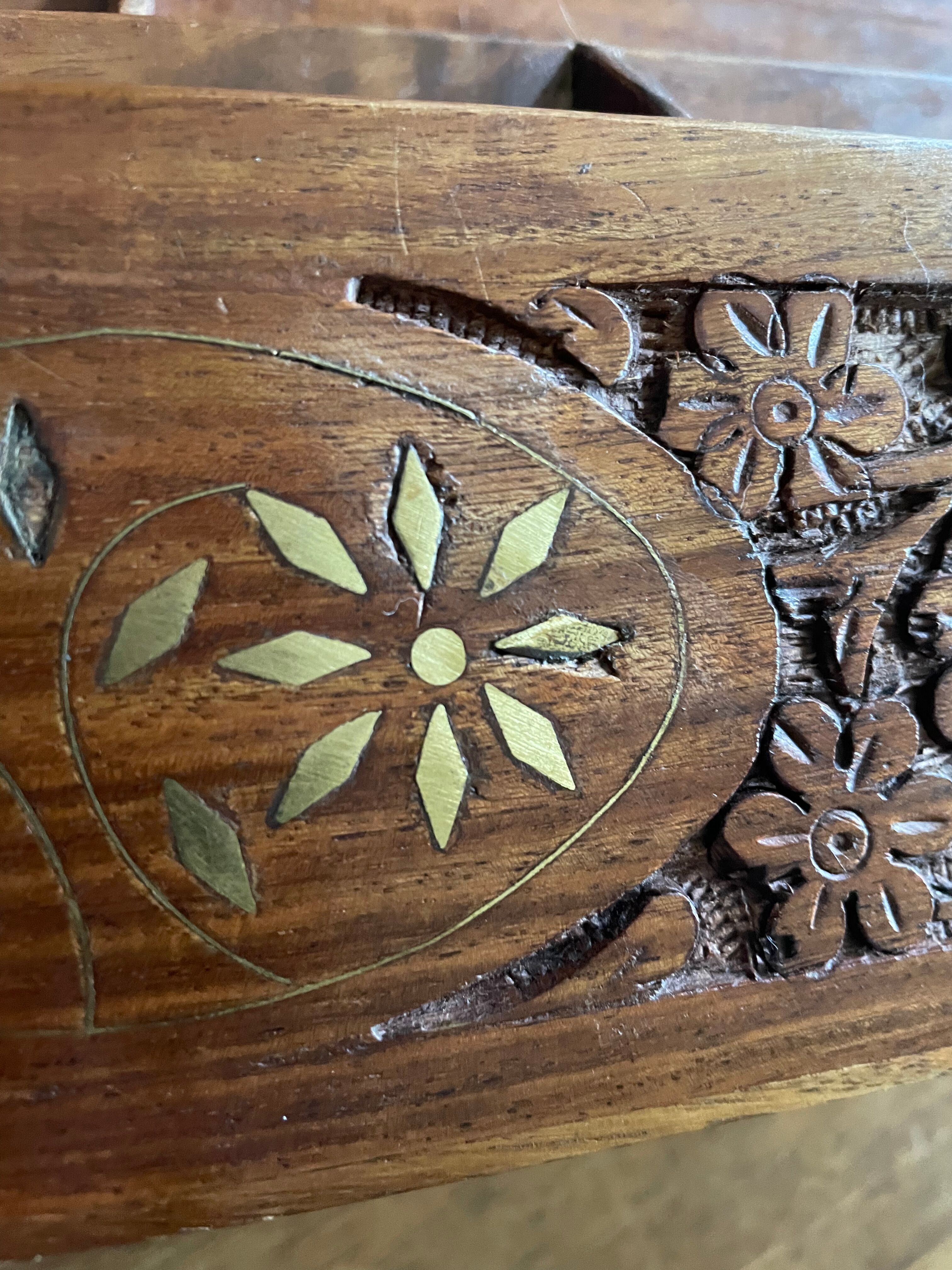 Porte courriers en bois sculpté
