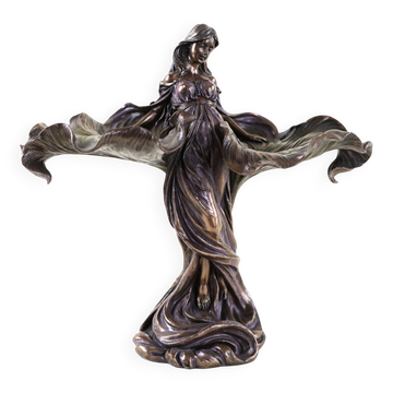 Figurine féminine en laiton de style Art Déco avec des motifs floraux, art décoratif européen.