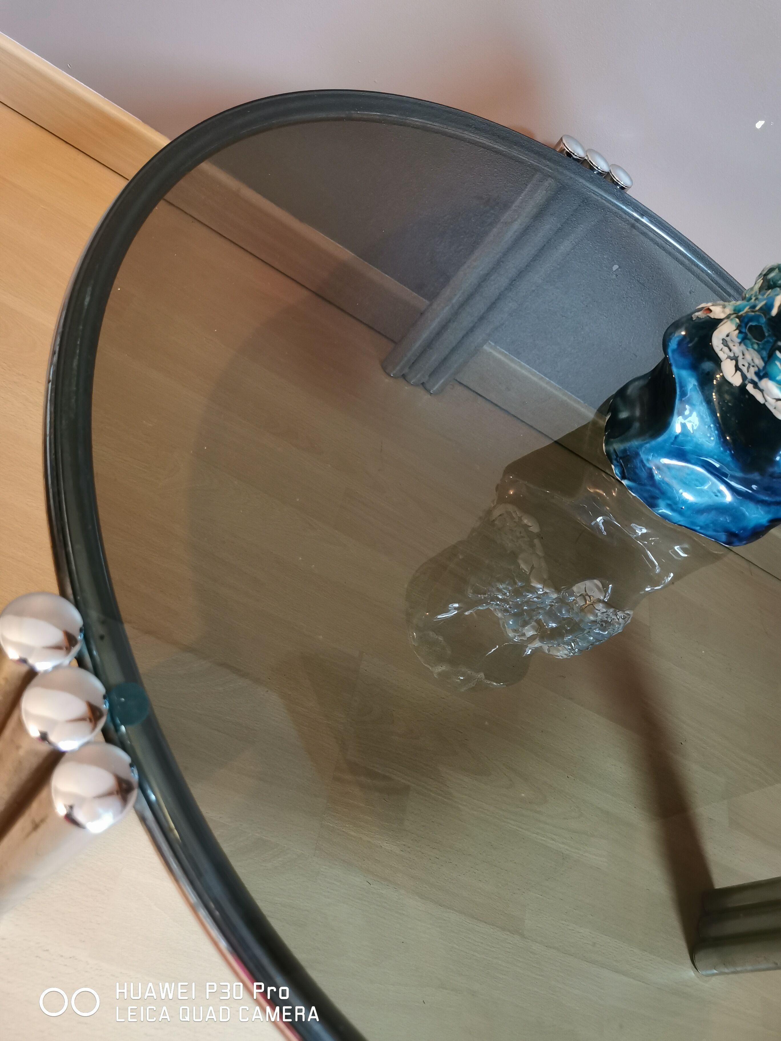 Table basse verre fumé et pieds chromés