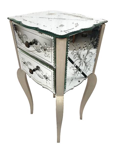 Table de chevet bois laqué, plaqué de miroirs biseautés à décor de feuilles et de fleurs