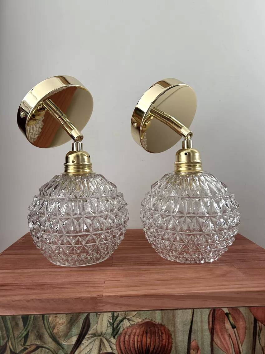 Paire d’appliques murales globes en verre ciselé