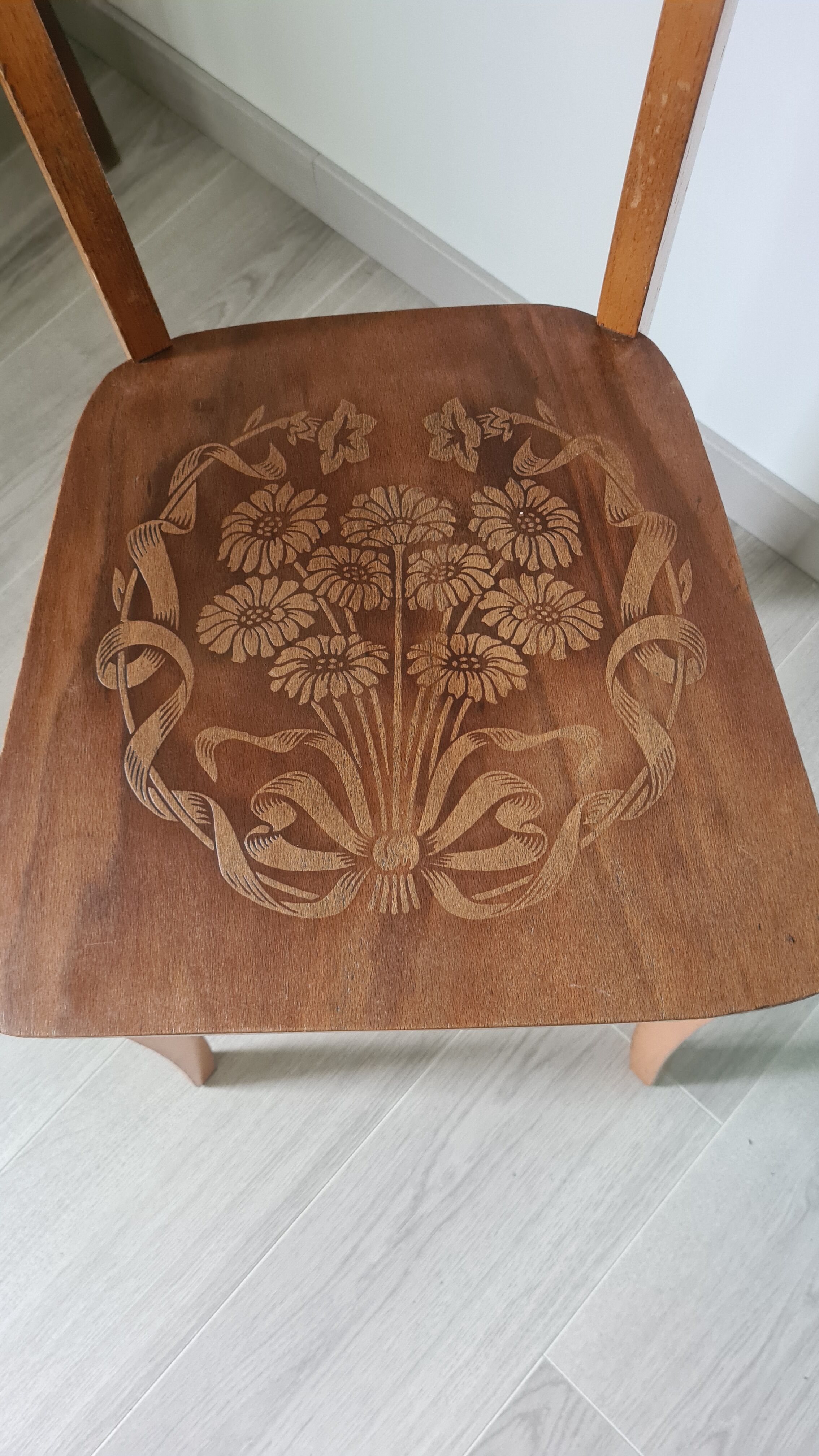 Chaise de bistrot gravée en hêtre