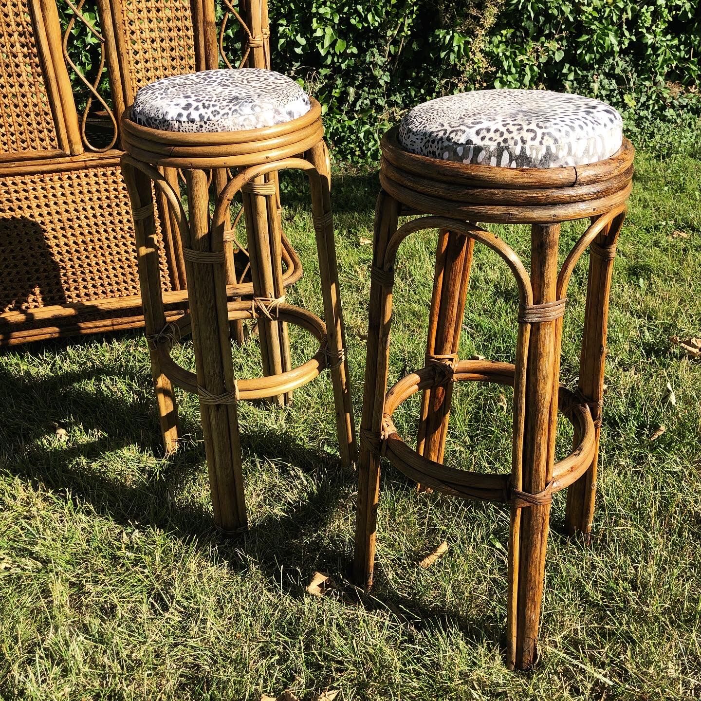 Rattan and cannage bar and 2 stools