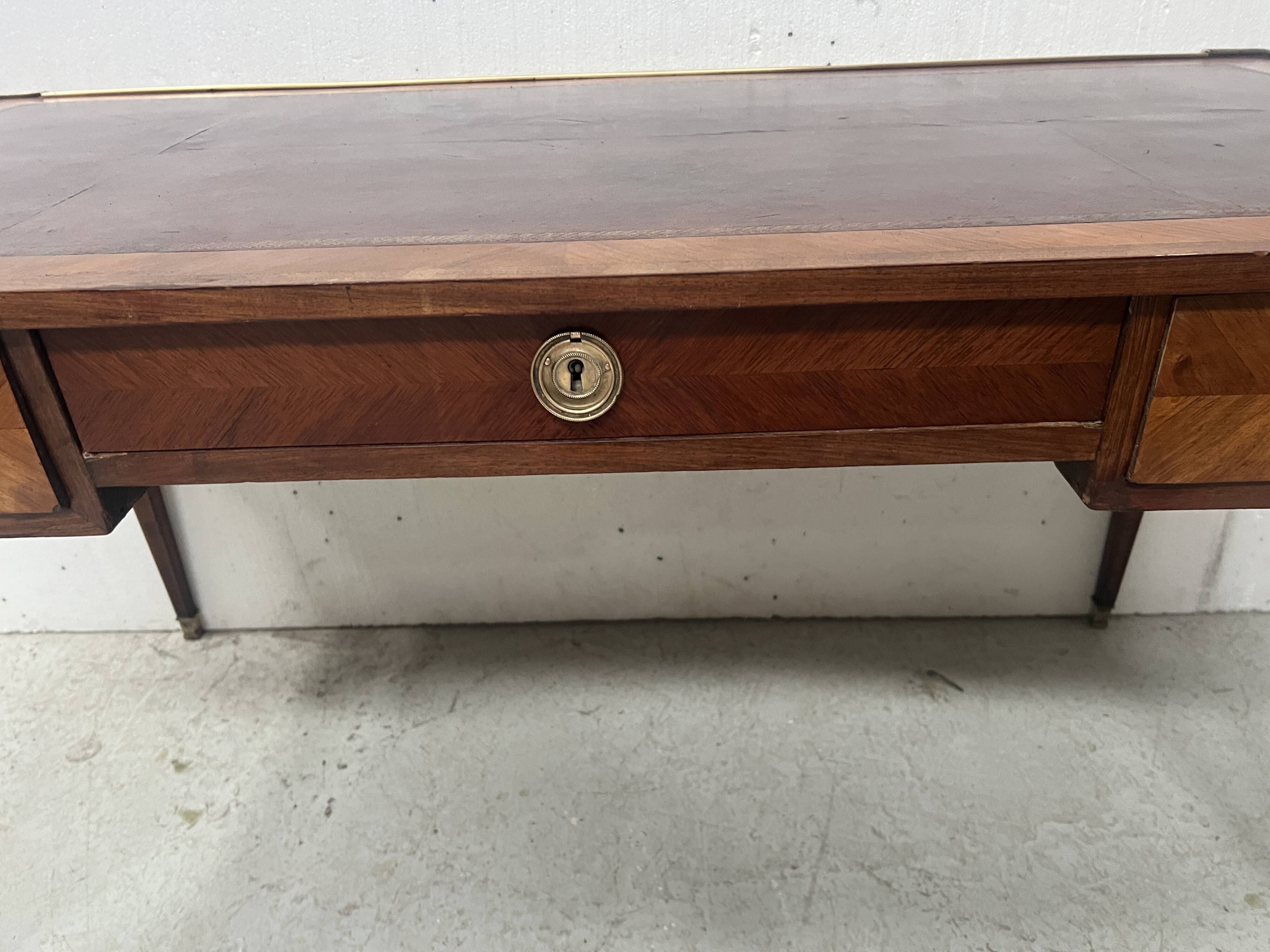 Louis XVI flat desk in mahogany veneer and rosewood, 18th century.