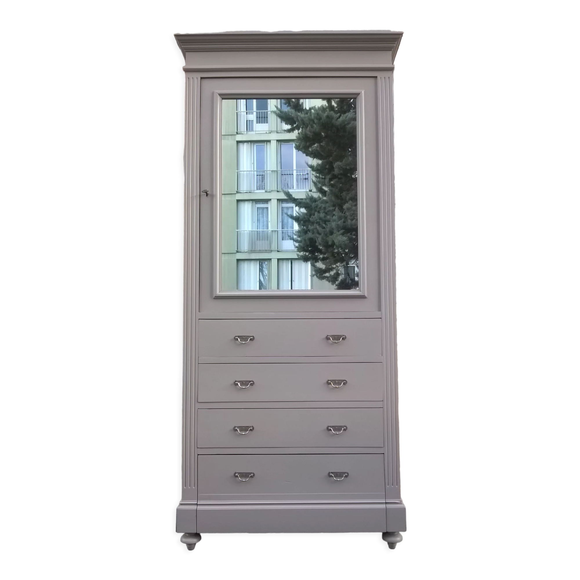 Parisian hotel wardrobe from the 1930s