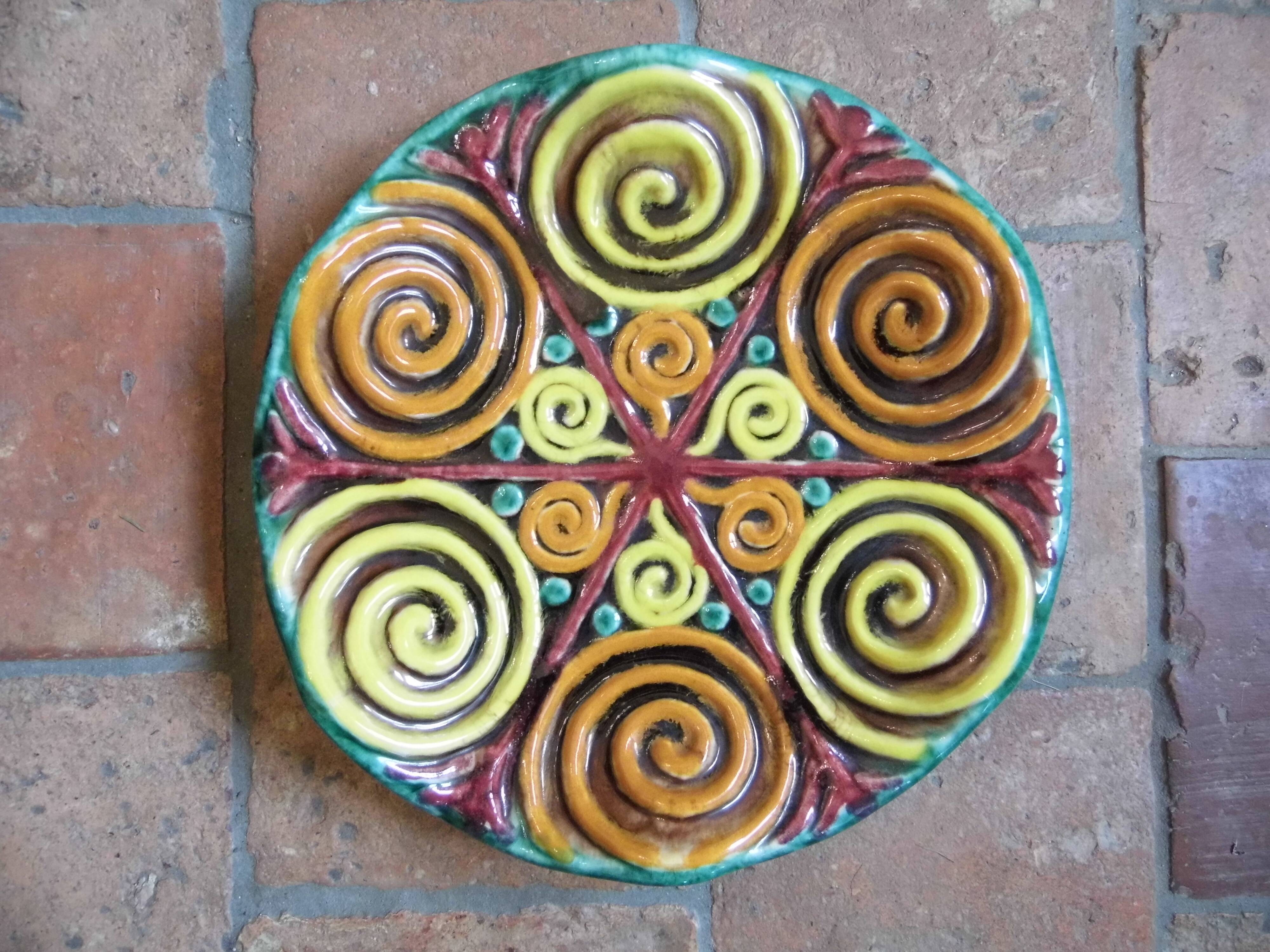 Pair of plates or dishes in Quimper earthenware, HB, René QUILLIVIC