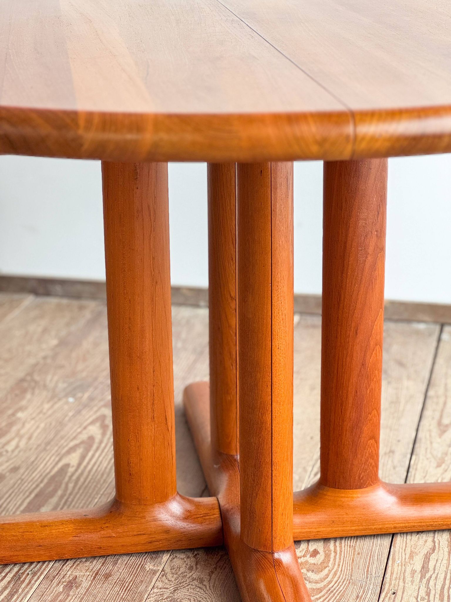 Table ronde extensible en teck de Dyrlund, Danemark