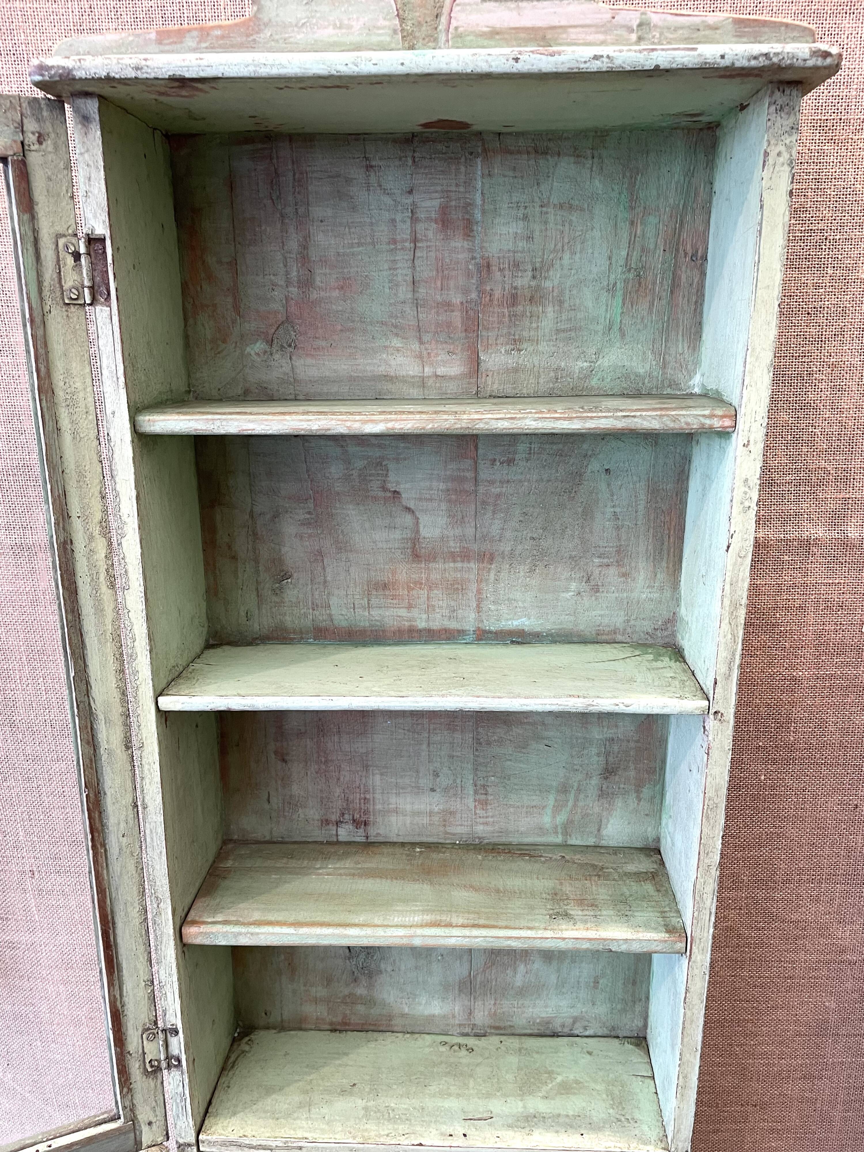 Petite vitrine en bois laqué vert