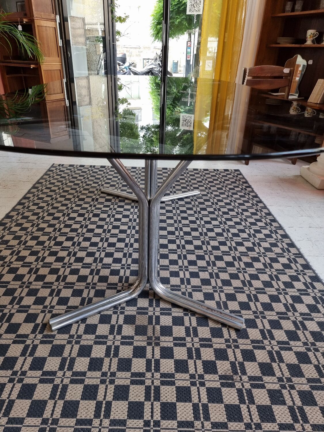 Table à manger années 70 verre fumé et chrome