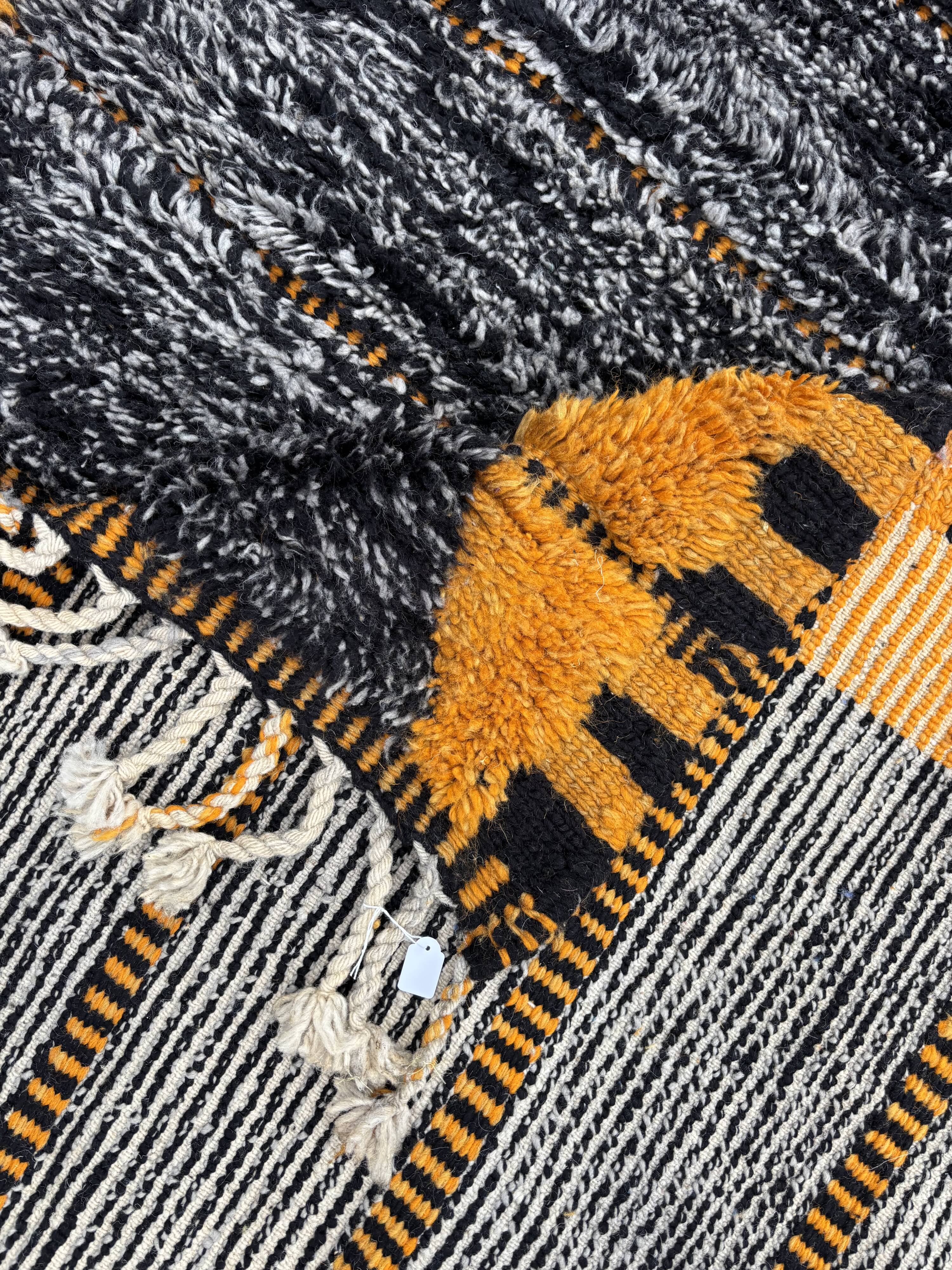 tapis Marocain berbere  Mrirt noir et orange fait main en laine