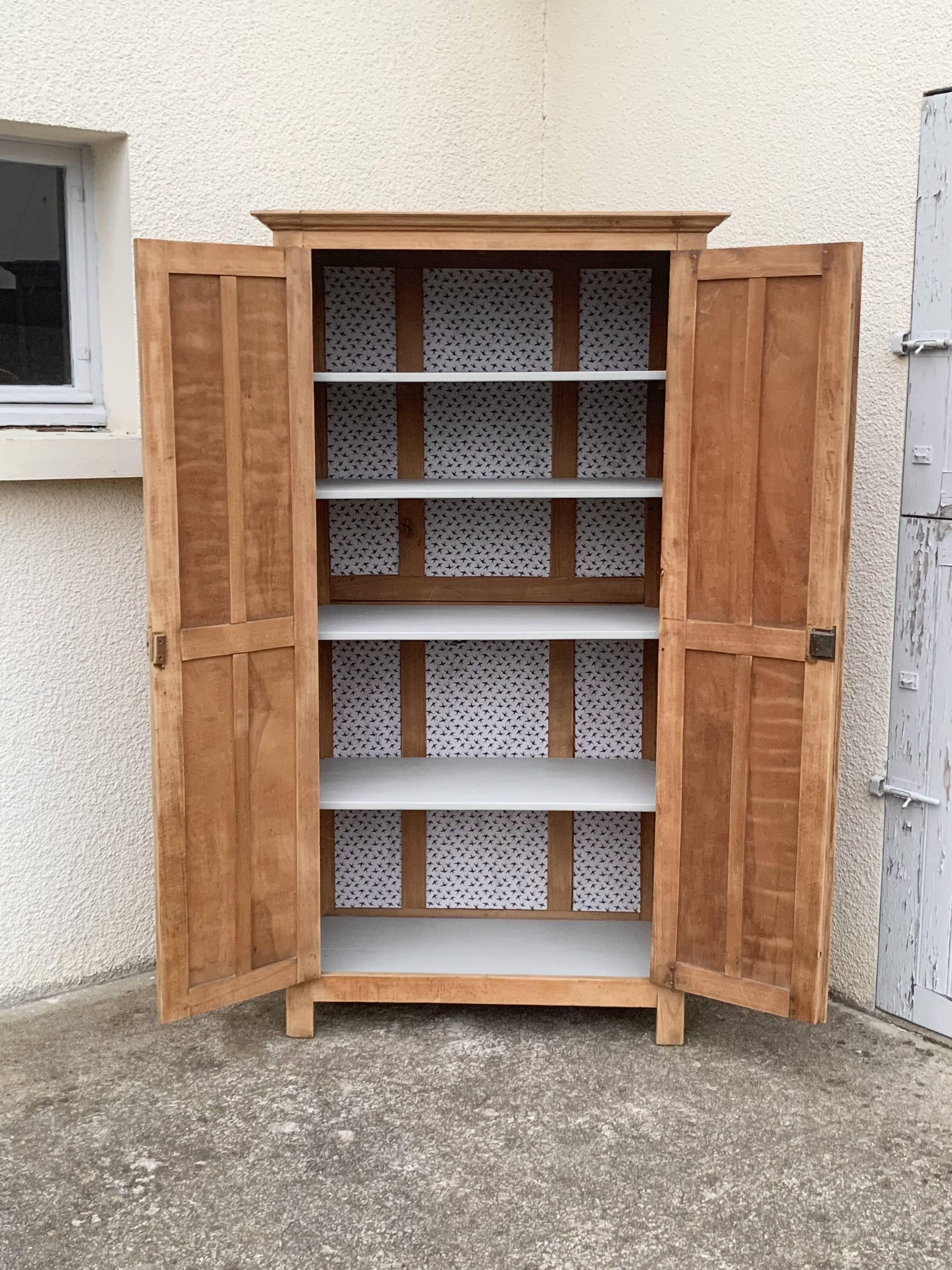 Armoire parisienne panneautée en bois brut, 1930