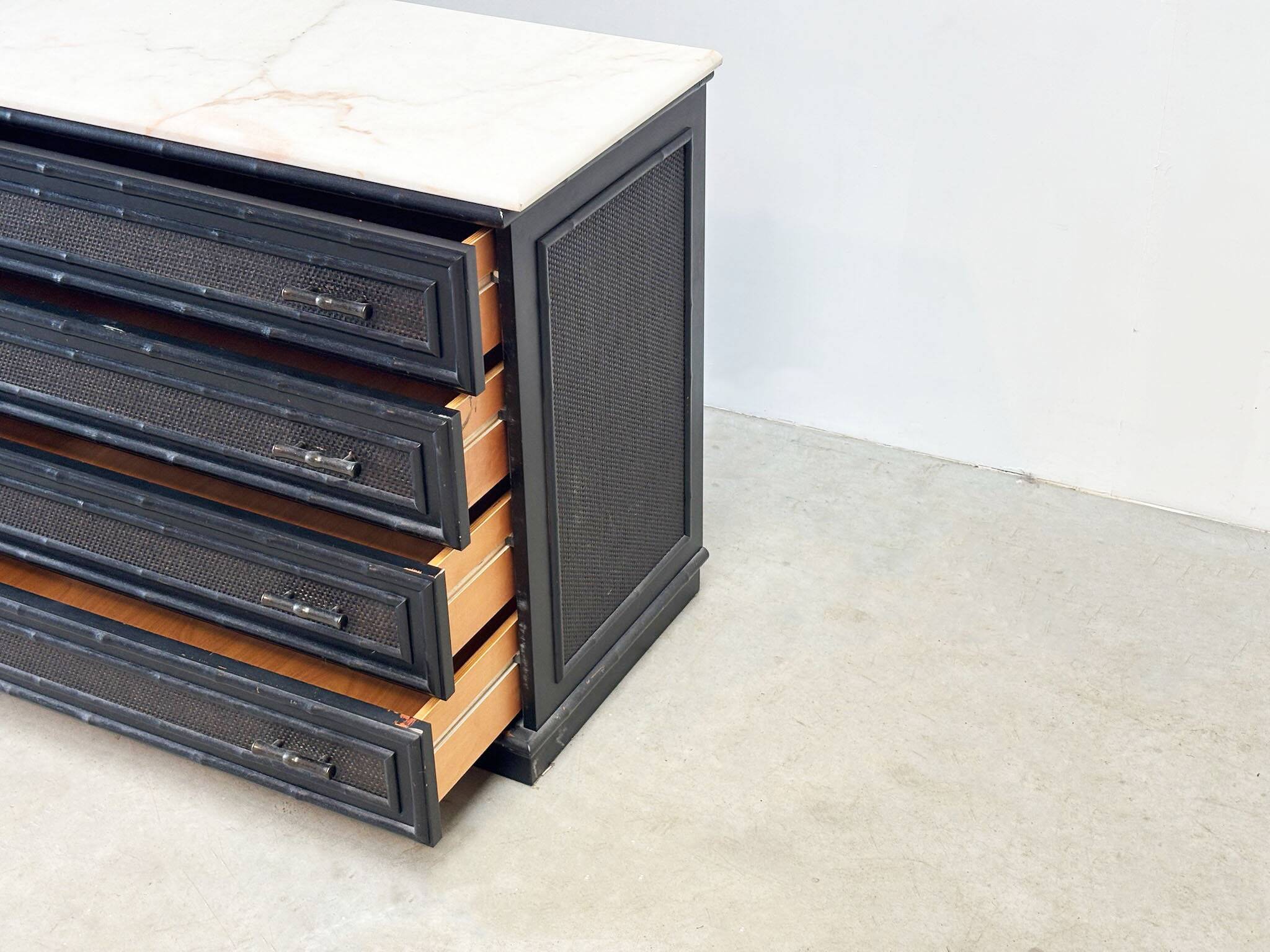 Meuble en rotin noir avec plateau en marbre