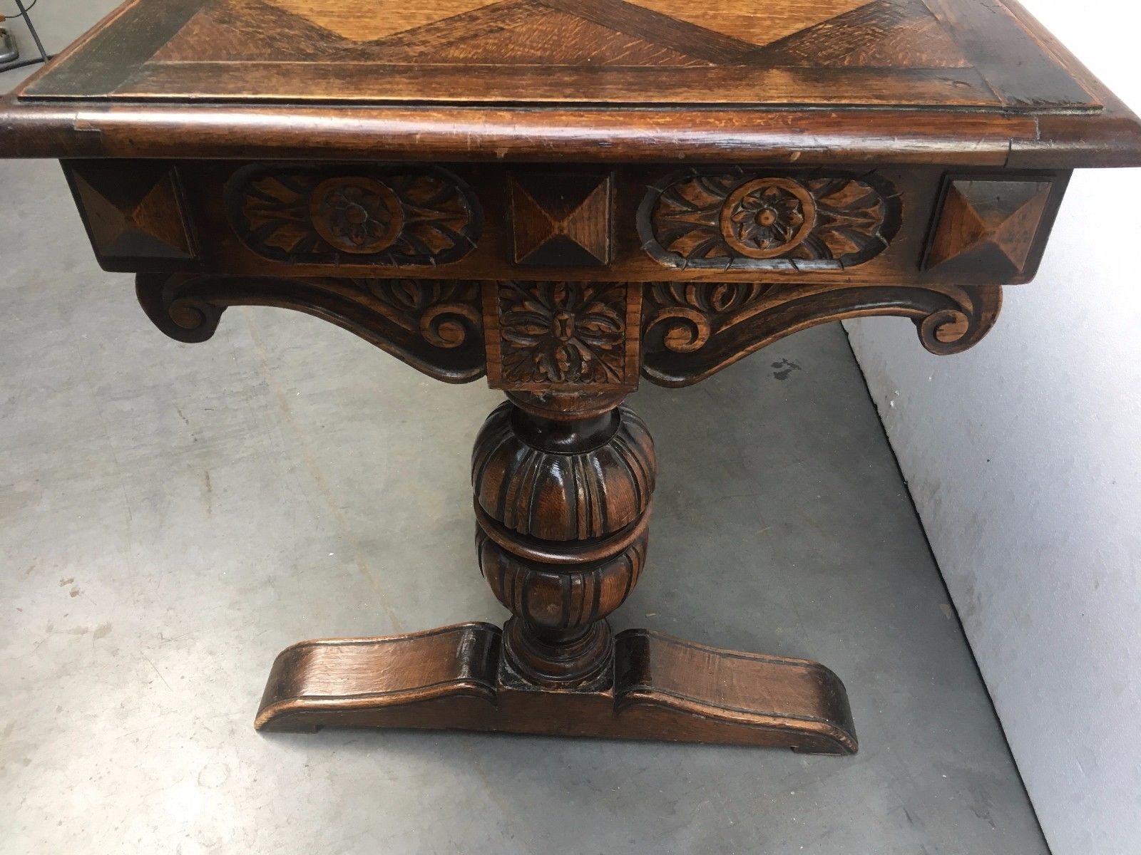 Table style Renaissance office