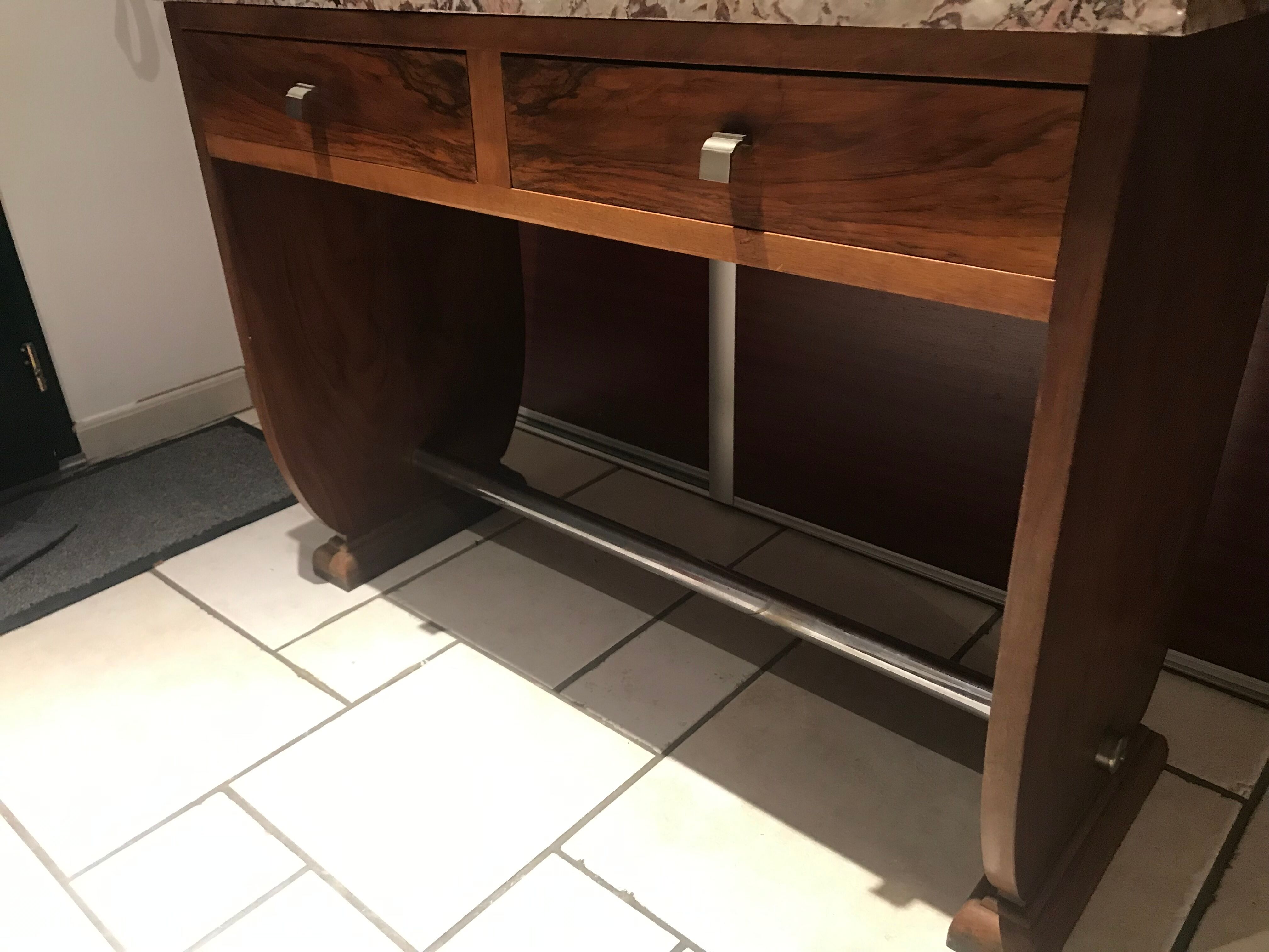 Art Deco era hairdresser