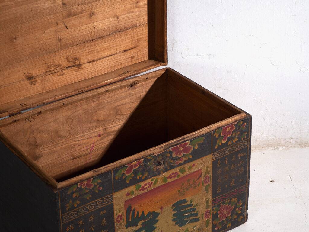 Coffre ancien peint en bois de pin – Chine, vers 1900