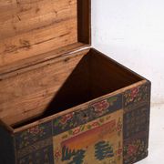 Coffre ancien peint en bois de pin – Chine, vers 1900