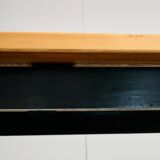 Longue table en pin canadien avec pieds noirs