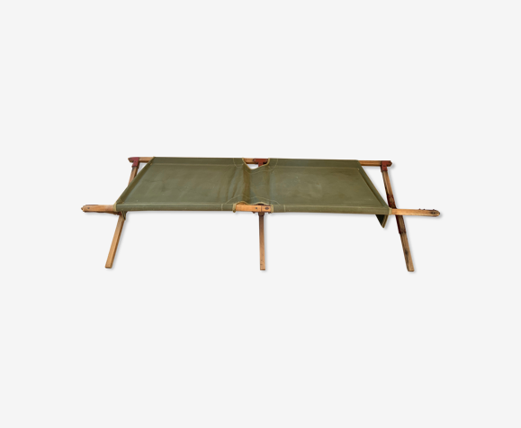 Lit de camp militaire