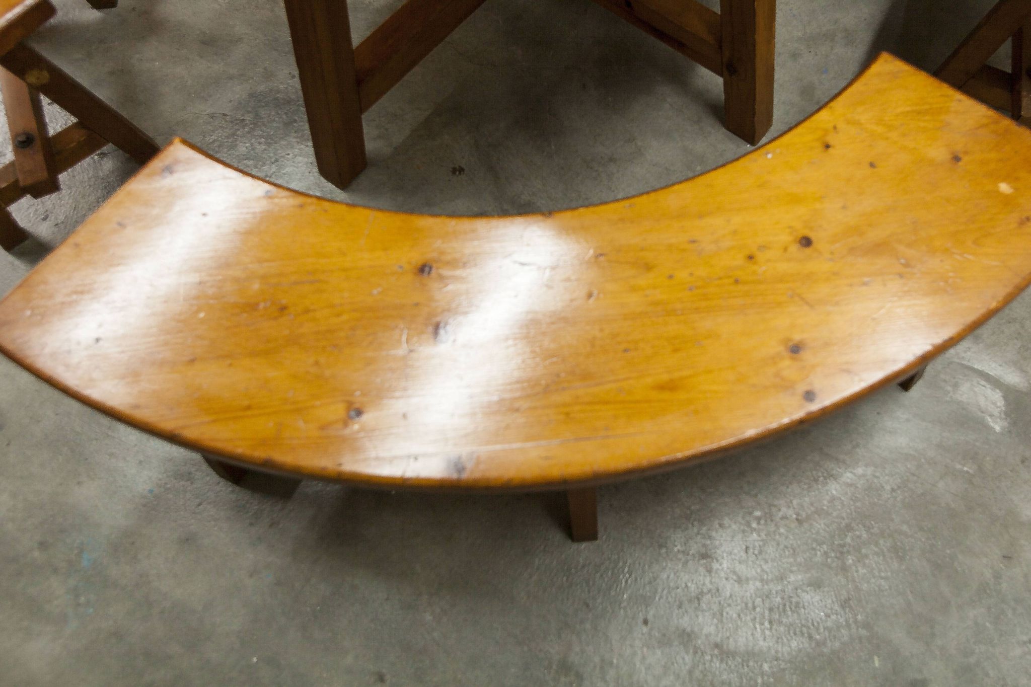 Brutalist ensemble round table 113cm and its 4 rounded stools 1960