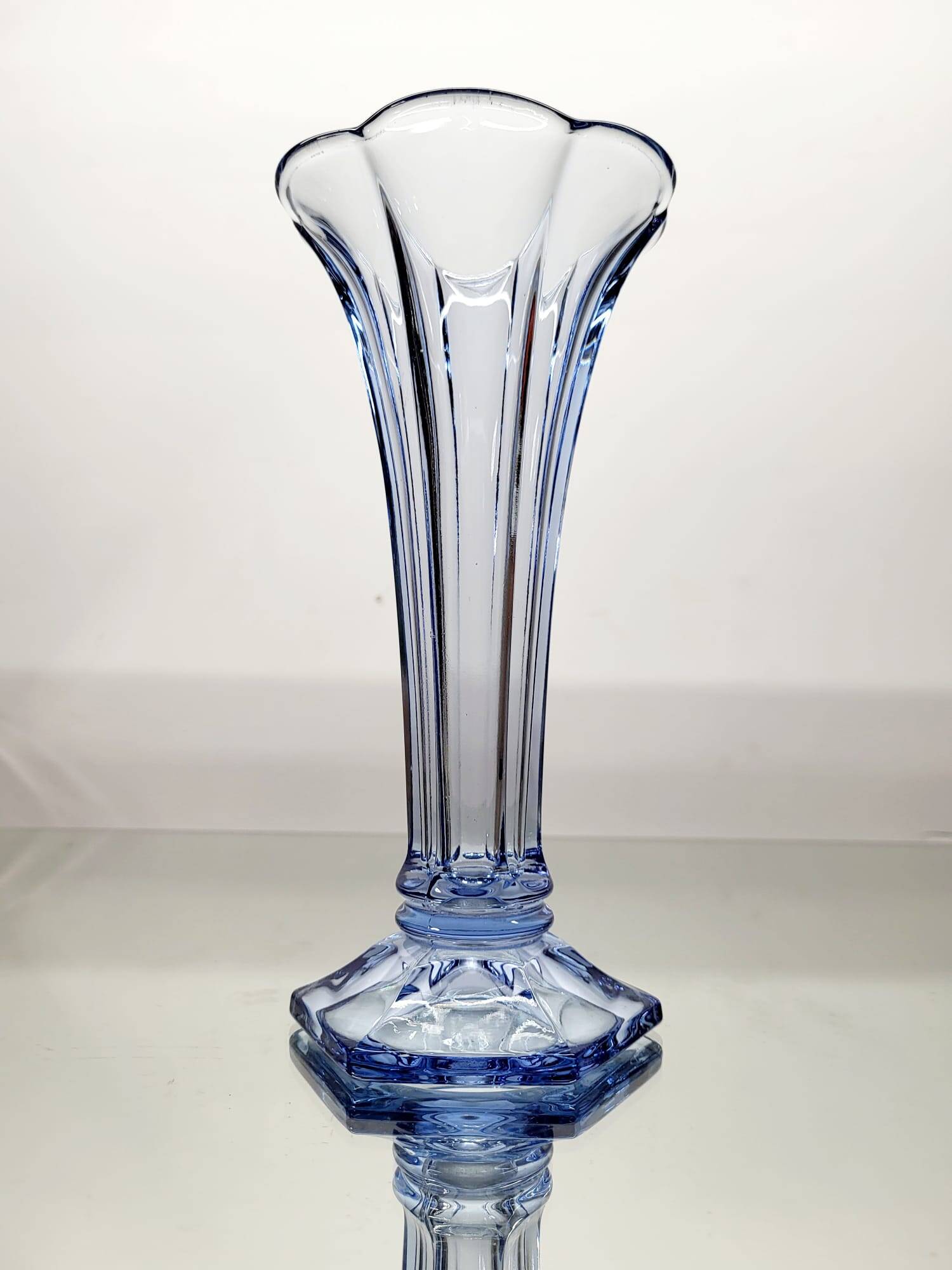 Val Saint Lambert Art deco vaas, serie Luxval model Américain M licht blauw