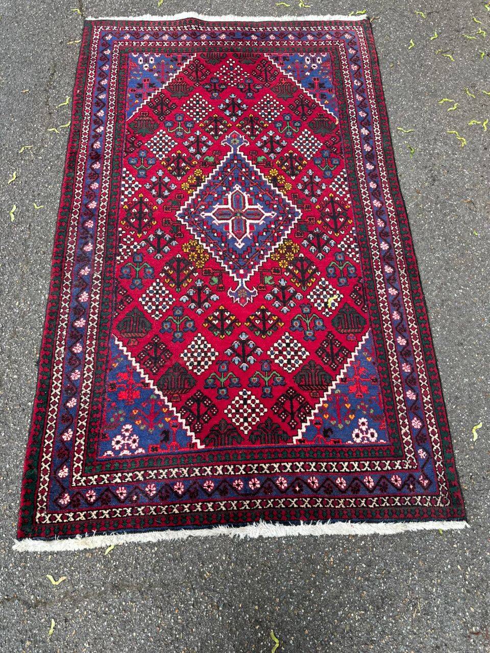 Authentic Persian carpet from Iran, hand-knotted in burgundy wool, 130x210cm.