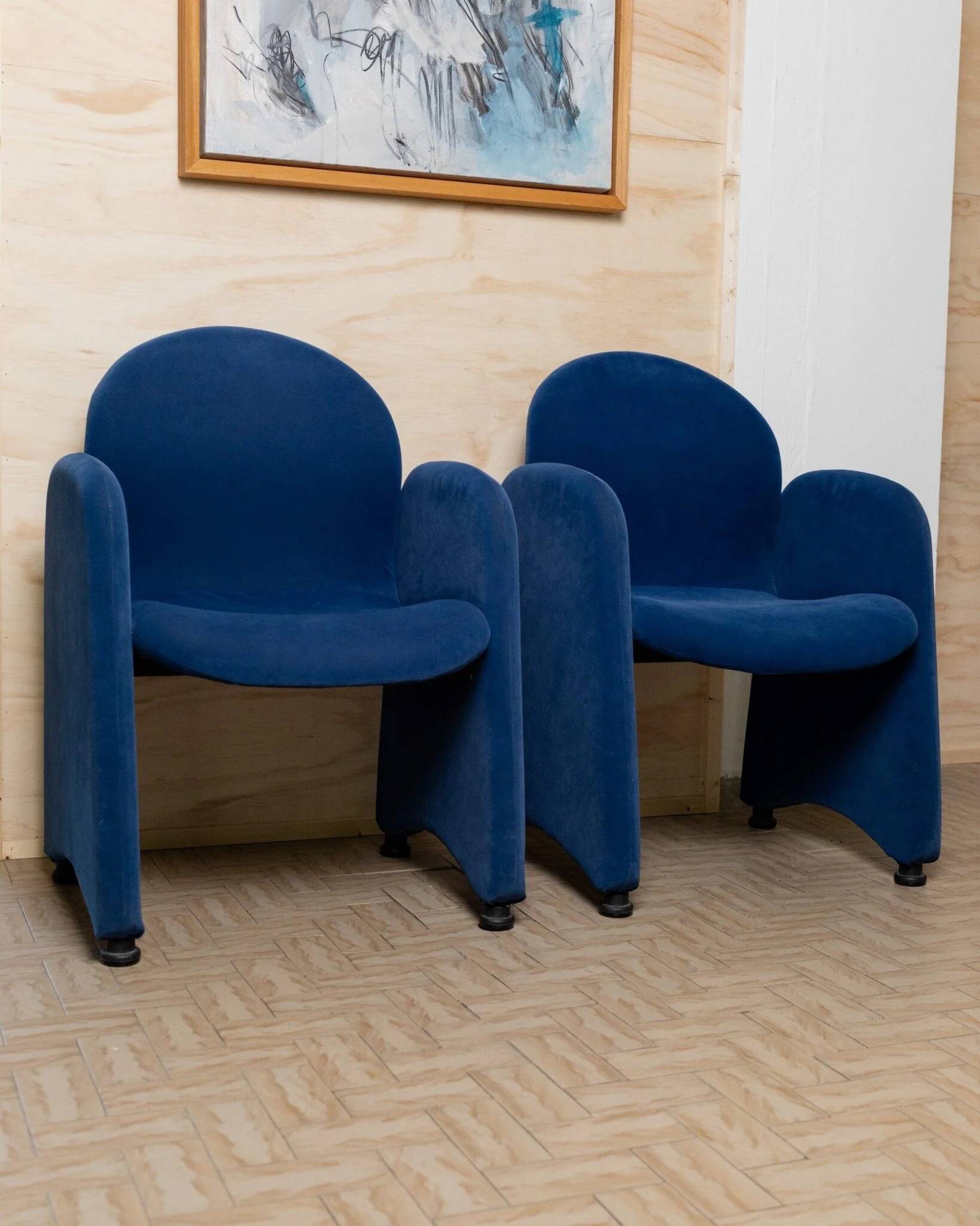 Paire de fauteuils en velours bleu avec pieds ronds en acrylique - design italien des années 1970.