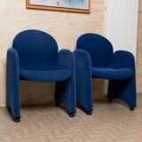 Paire de fauteuils en velours bleu avec pieds ronds en acrylique - design italien des années 1970.