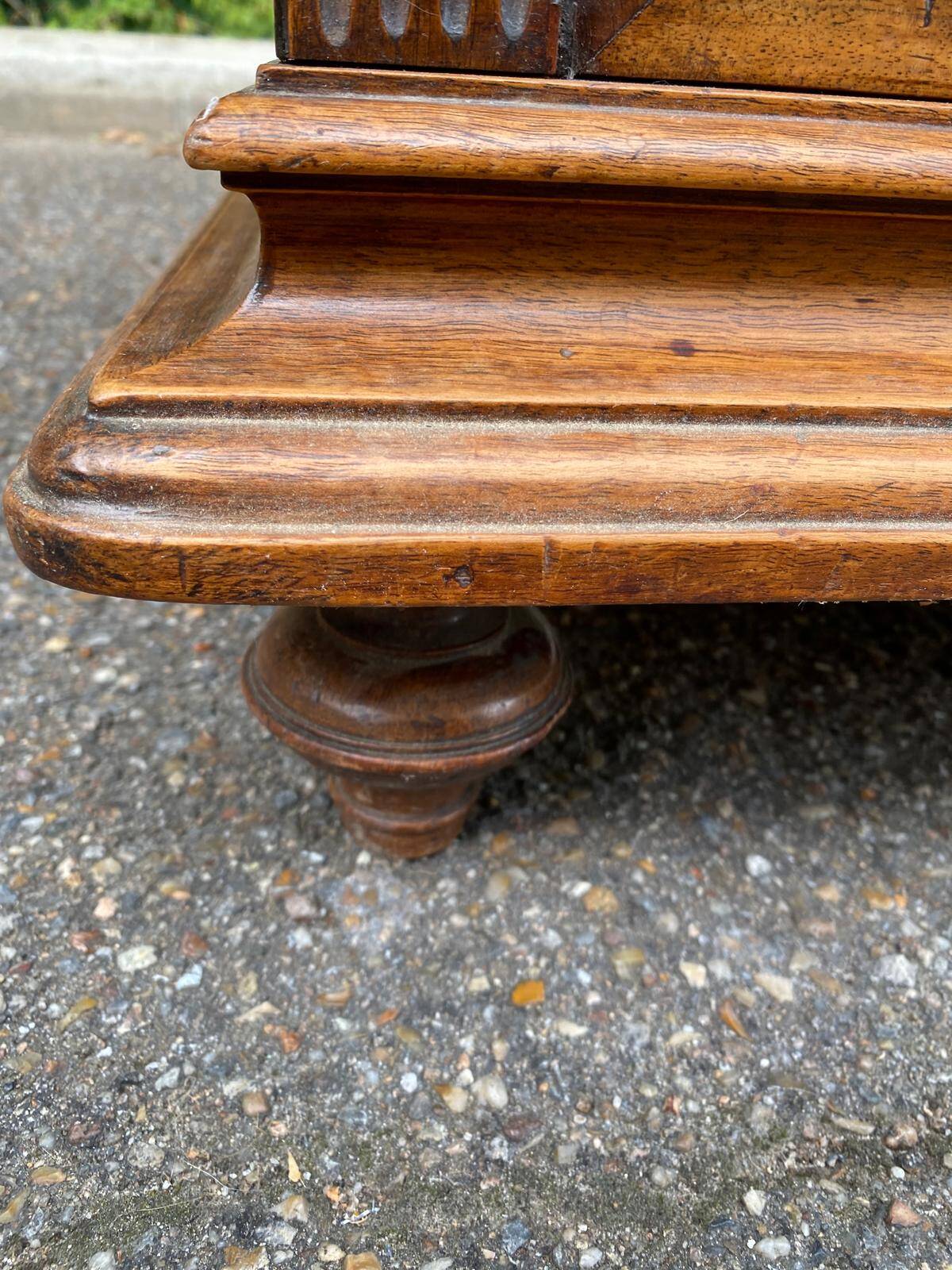 Renaissance sideboard with recess, 17th century, in carved walnut, 177cm
