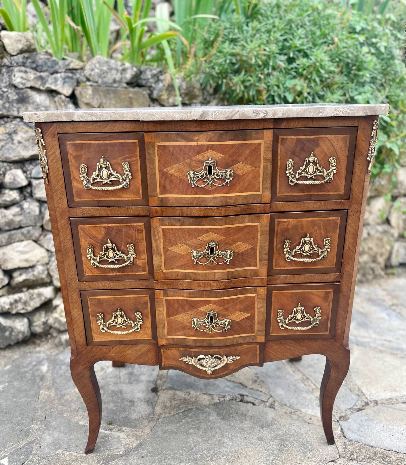 Petite commode en Marqueterie à Ressaut central Époque XIX eme siècle
