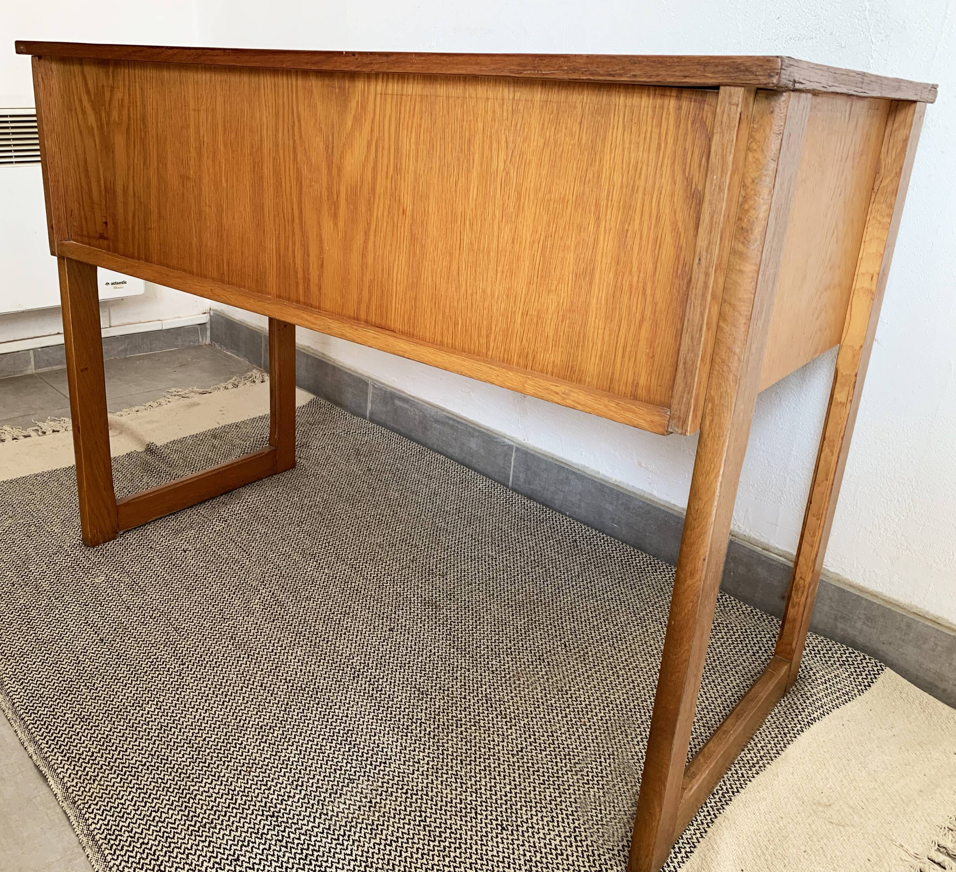 Vintage wooden office of the 50s feet 'traineau'