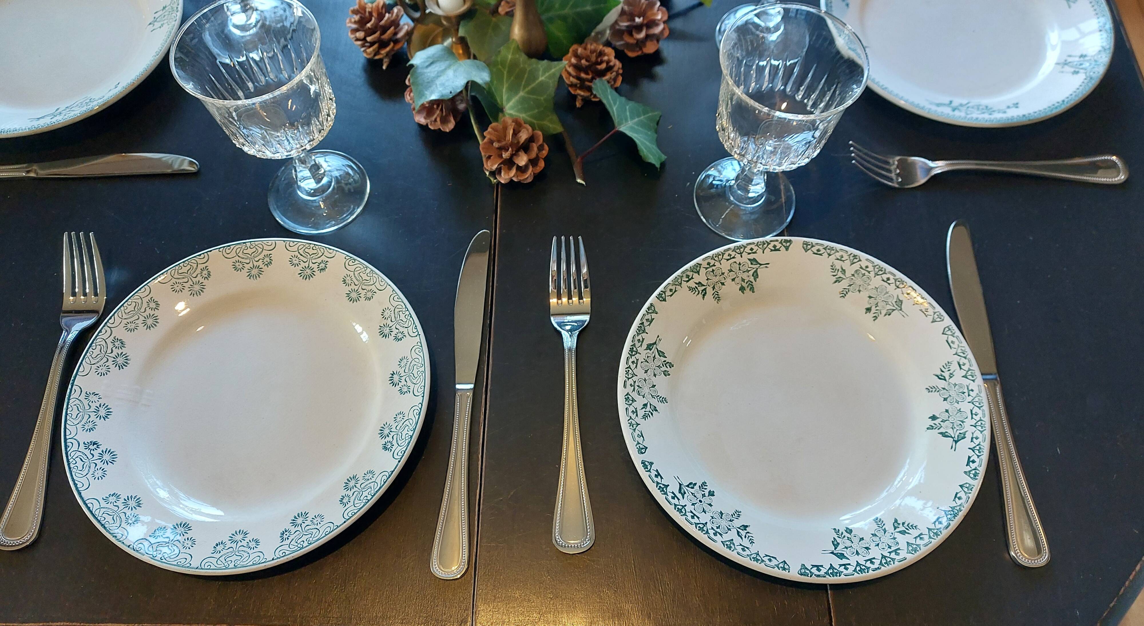 9 Assiettes plates dépareillées Terre de fer tons verts bleus