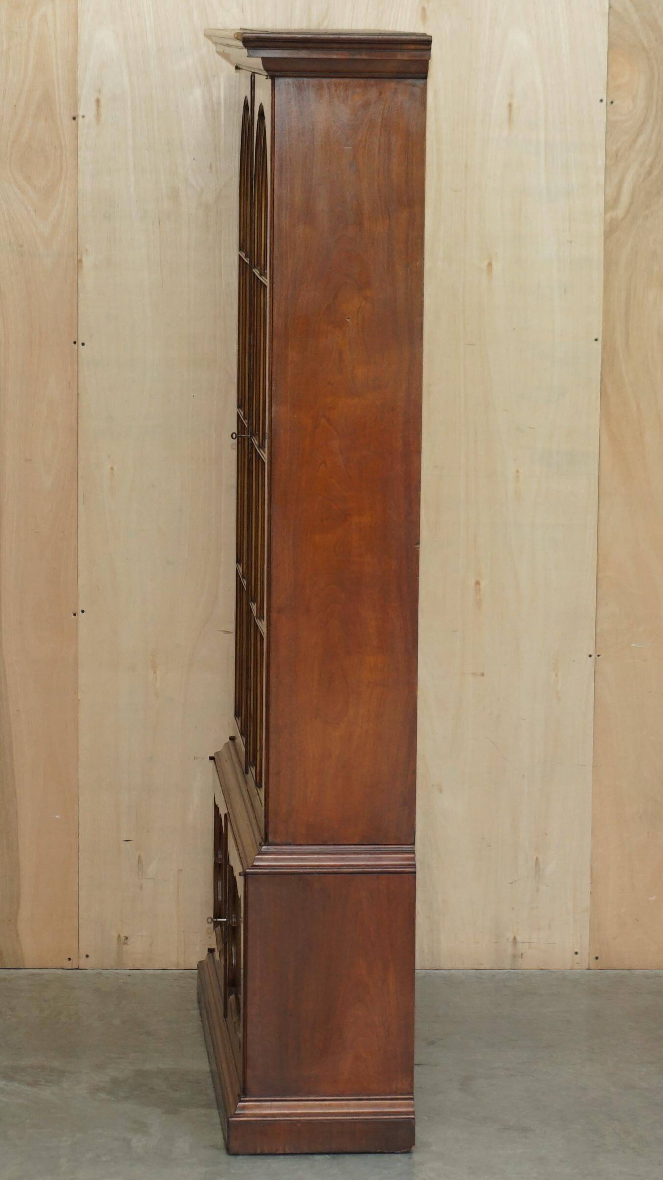 Bibliothèque victorienne en noyer loupe avec portes vitrées gothiques
