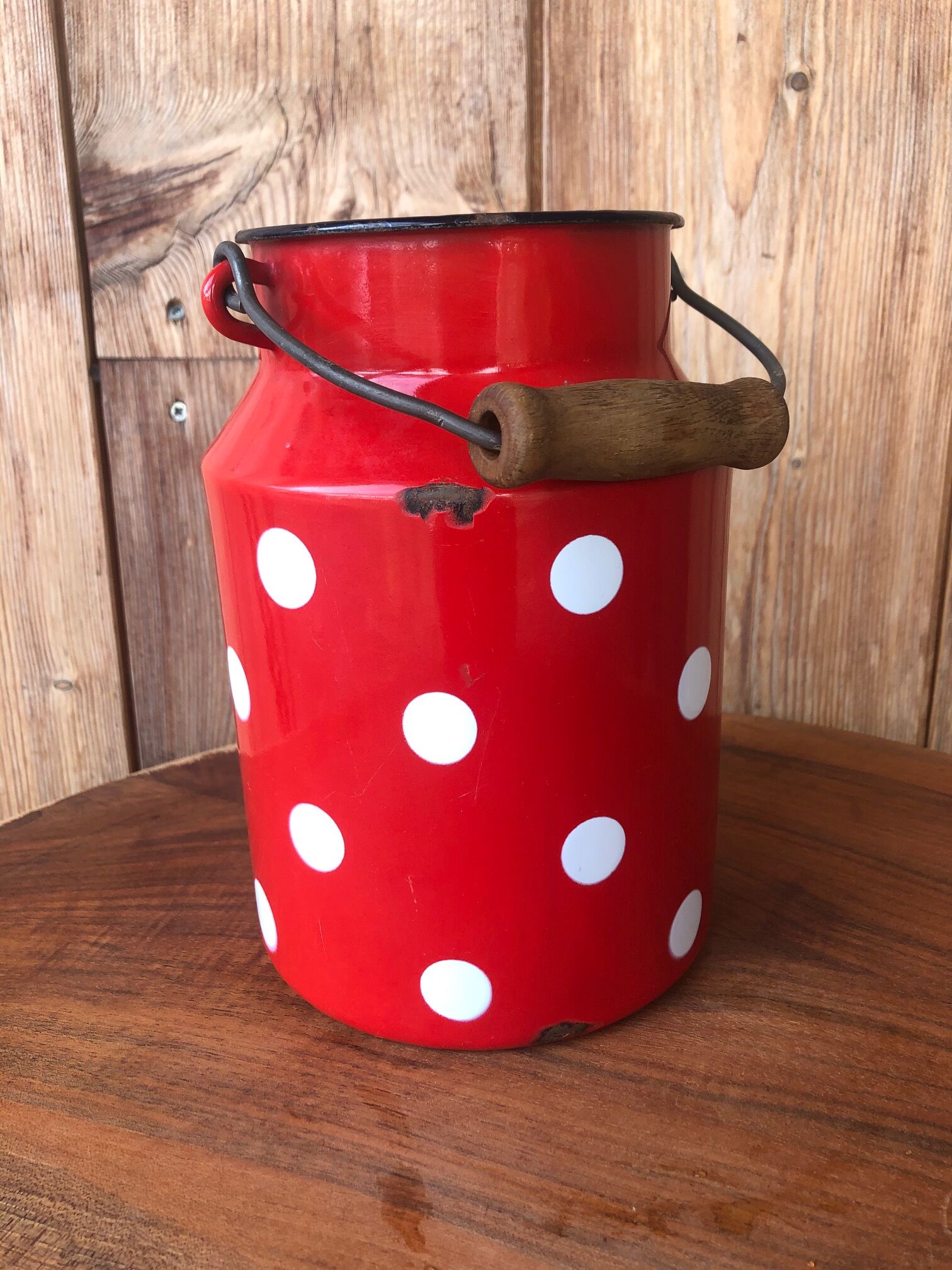 Set kettle coffee maker and milk pot in red-wrapped iron, 50/60 year.