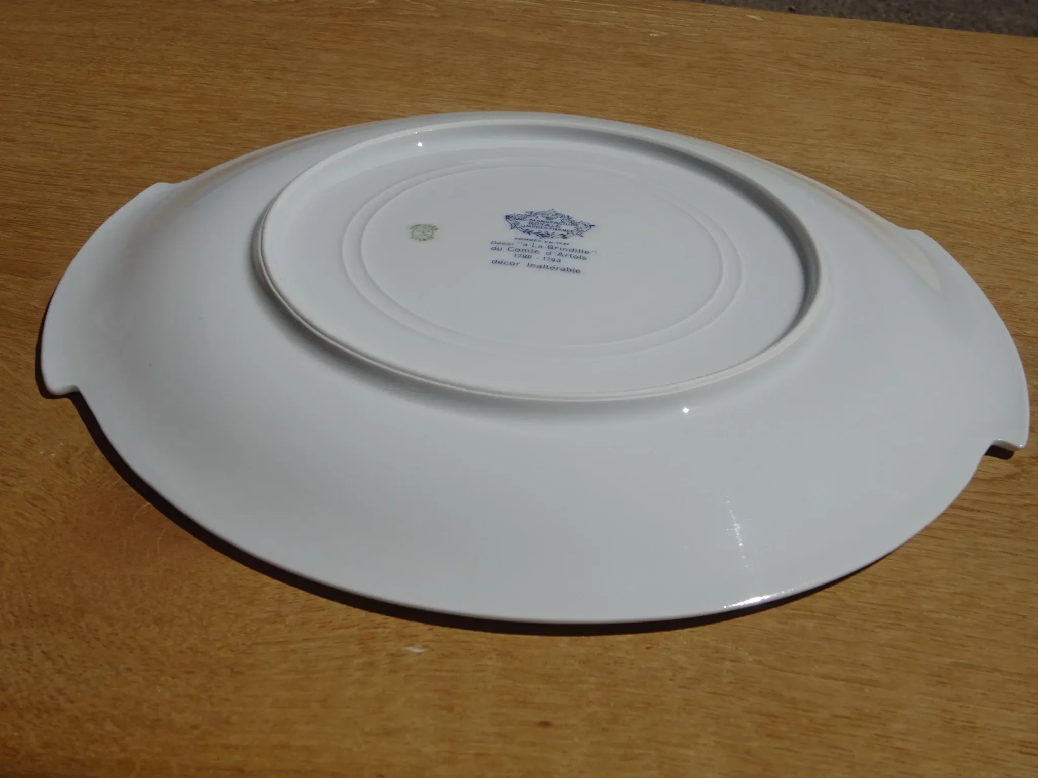 Fine Limoges porcelain dessert service: dish and 12 plates.