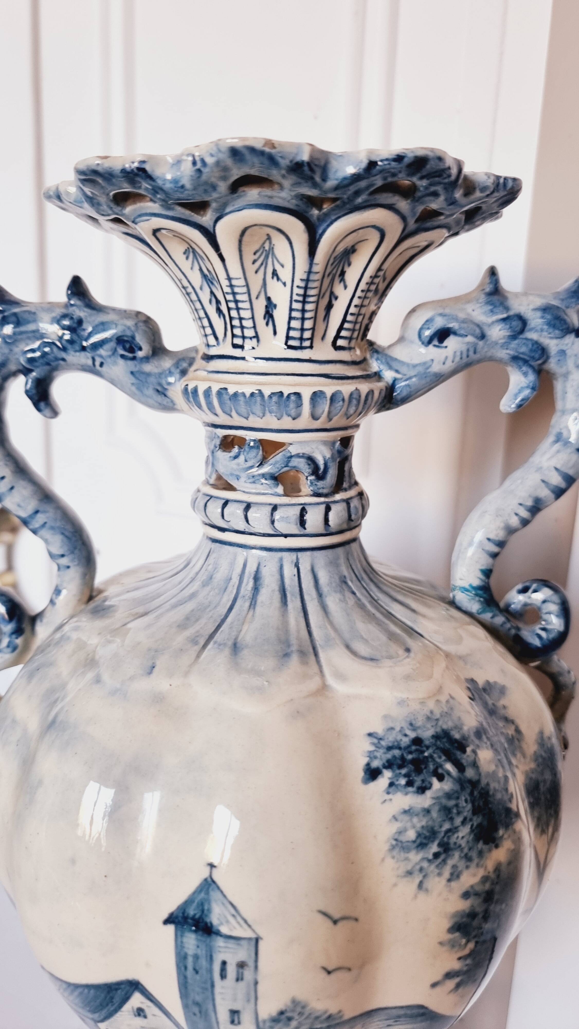 Large Spanish vase in Talavera style, hand-painted, adorned with a landscape.