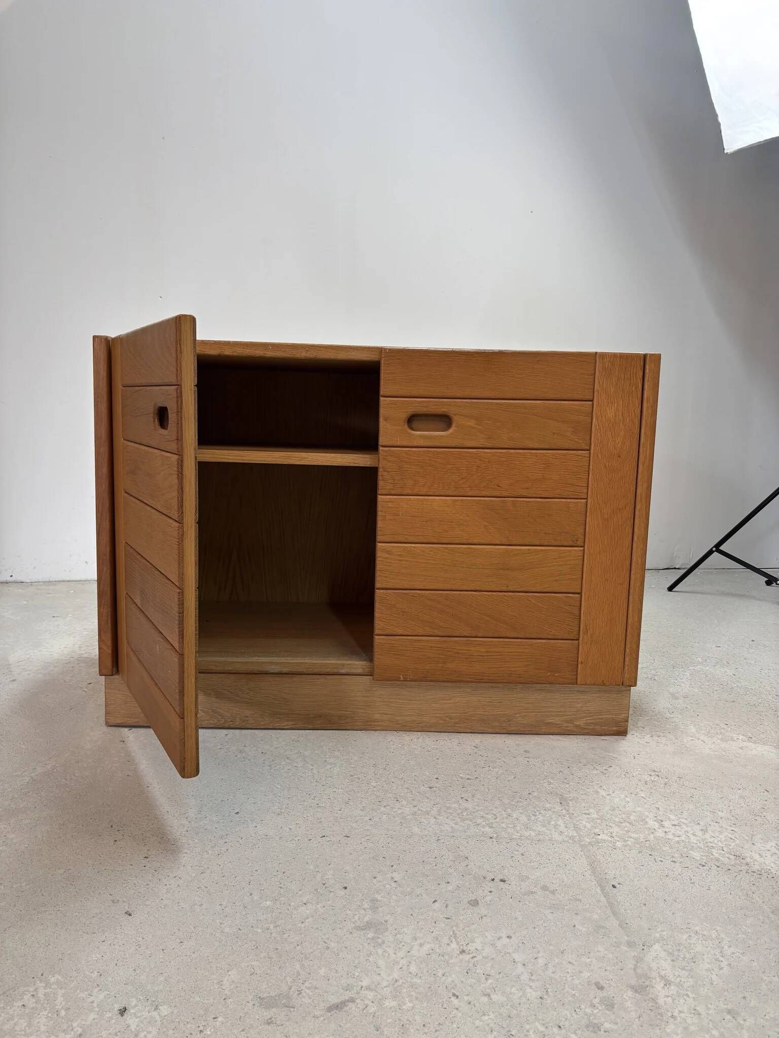 Low buffet with horizontal fronts and recessed handles in the spirit of the Regain house.