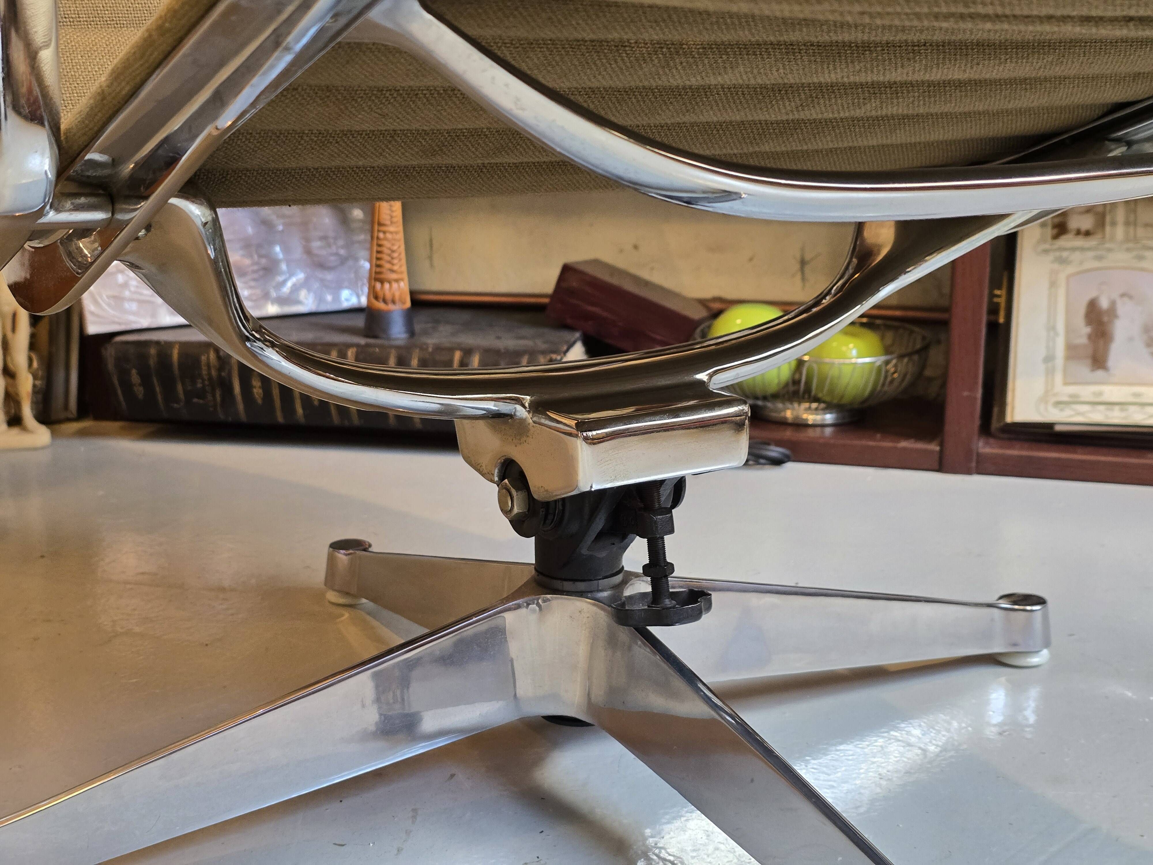 Charles & Ray Eames - Lounge Chair EA 124 - Aluminium Group, H. Miller 1960/70