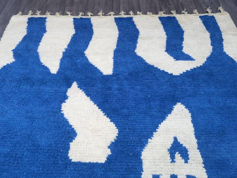 Large wool Berber rug decorated 250/300